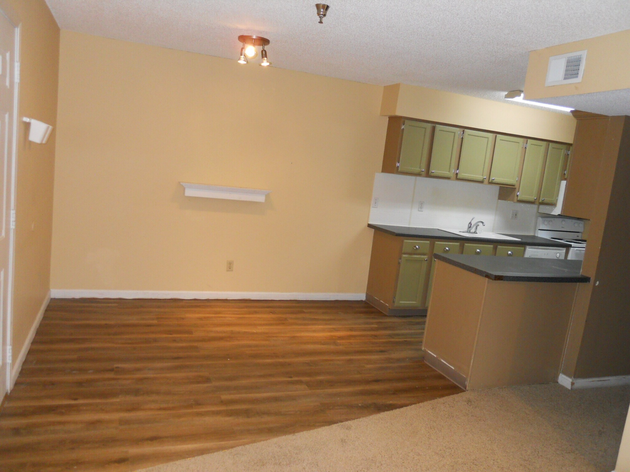 Dining Area - 927 Emery Rd