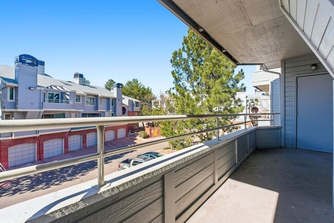 Building Photo - Charming 2 Bedroom Second Story Condo with easy access to everything!