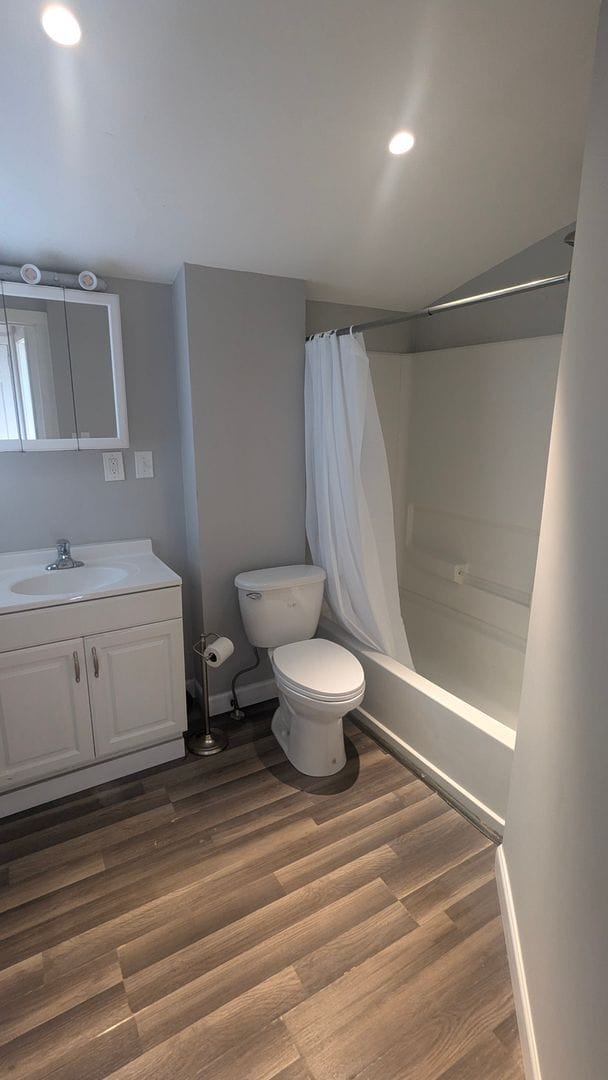 Building Photo - 2 bedroom Side by Side Duplex