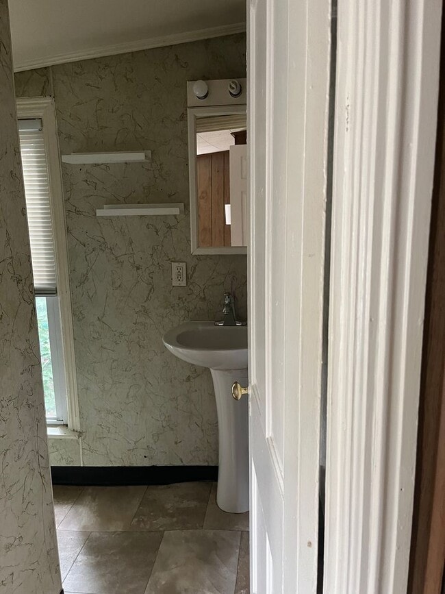 Building Photo - 2-3 Bedroom, 1 Bathroom Detached House in Shippensburg