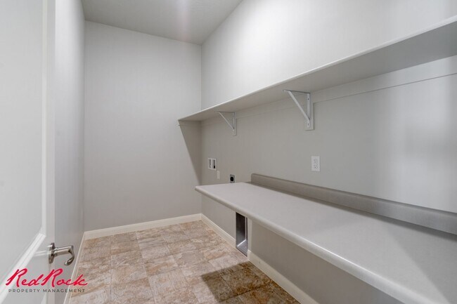 Building Photo - Stunning 4 Bedroom Home with Gorgeous Back...