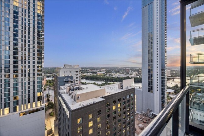 Building Photo - 610 Davis St