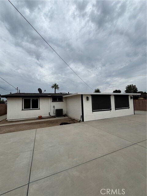 Building Photo - 1221 N Aldenville Ave