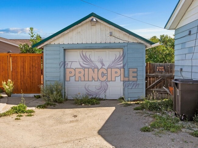 Building Photo - Charming Bungalow Downtown
