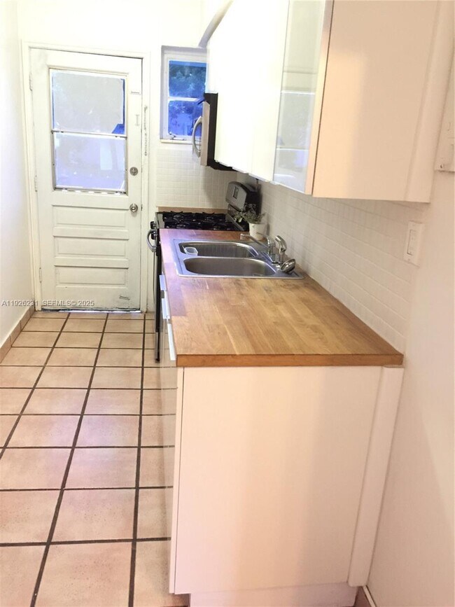 Building Photo - 8340 Crespi Blvd