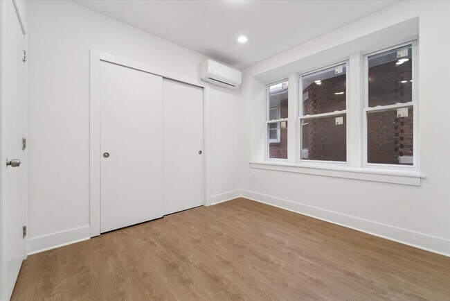 Building Photo - 812 W Roosevelt Blvd