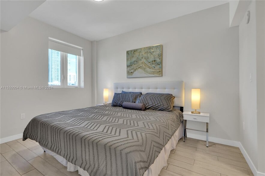 Building Photo - 321 NE 26th St