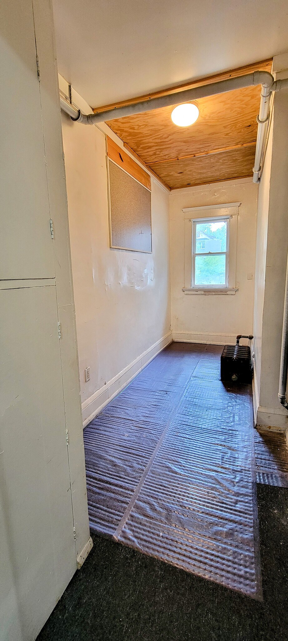 Pantry or storage space - 681 Lawson Ave E