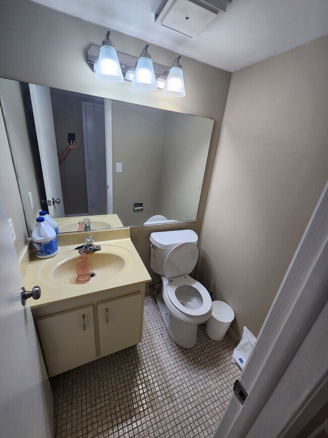 Building Photo - Large  1BR/1.5BA. No minimum Credit Score required!