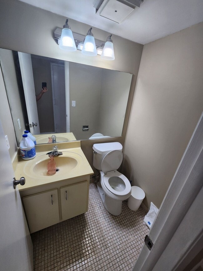 Building Photo - Large Nice and Clean 1BR/1.5BA with Great Layout  in Prime Inverrary Location (Rent includes wate...