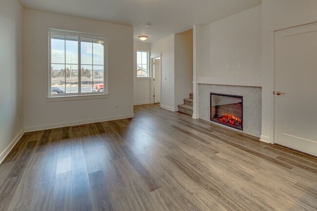 Building Photo - End unit Pahlish Townhome!