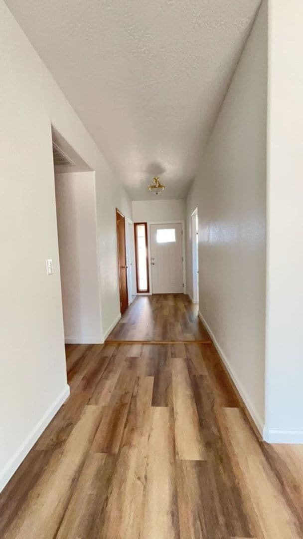 Building Photo - 3 Bedroom 2 bath house available!