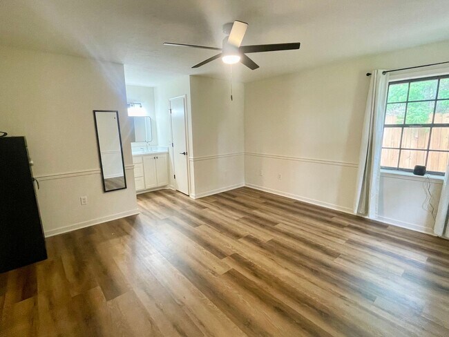 Building Photo - Beautiful 3 bed, 2.5 bath home for rent in the heart of Madison!