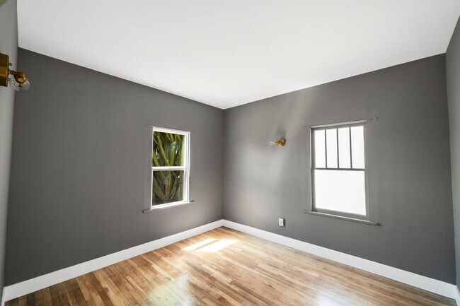 Building Photo - 3041 Valle Ave