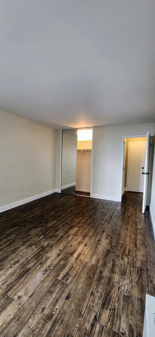 Building Photo - 6157 N Sheridan Rd