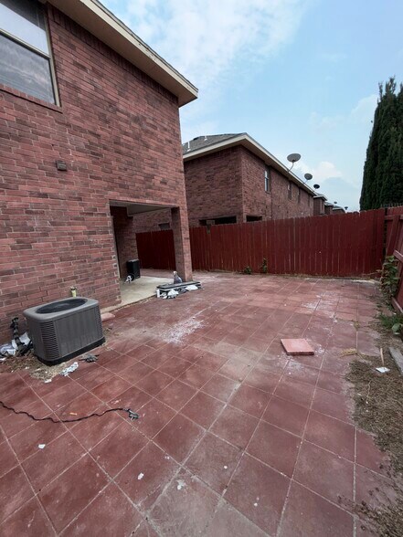 Building Photo - 106 S 48th Ln