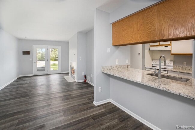 Building Photo - 15054 Riverside Dr