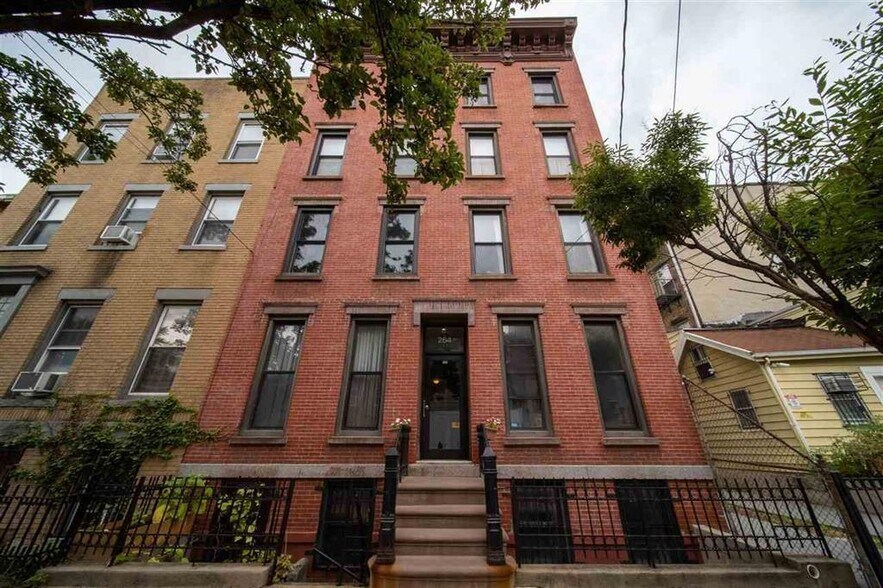 Building Photo - 264 3rd St