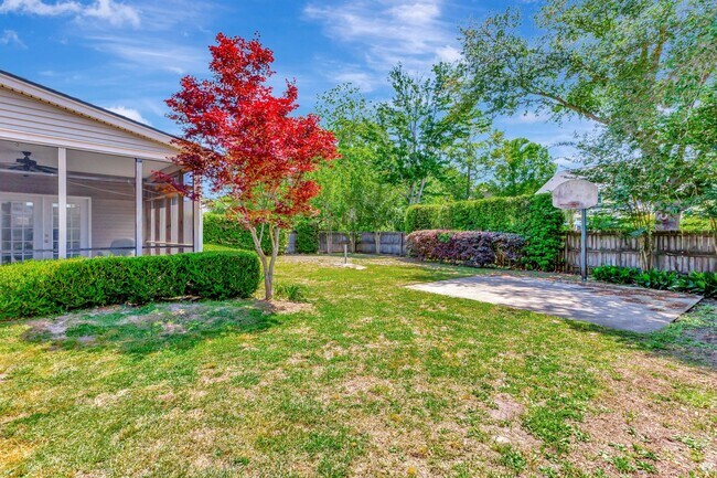Building Photo - Charming Charleston National Home