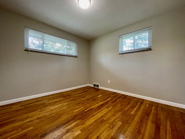 Building Photo - 3914 Evergreen Dr