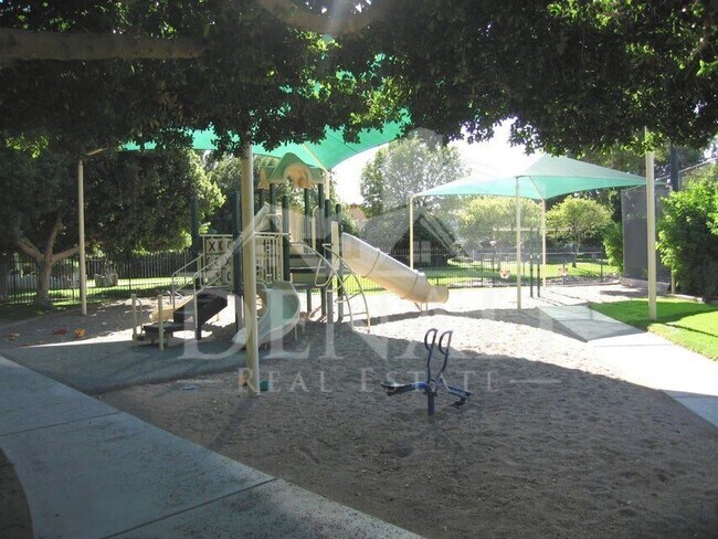 Building Photo - 1529 E Edgewater Dr