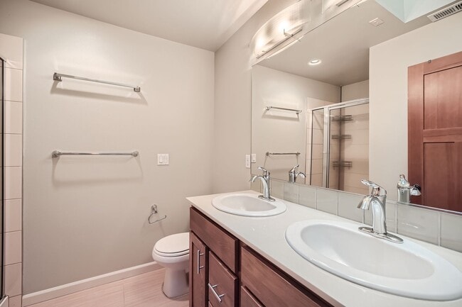 Building Photo - Charming three-level Townhome available for immediate move in.