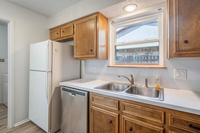 Building Photo - 1523 Doe Ln