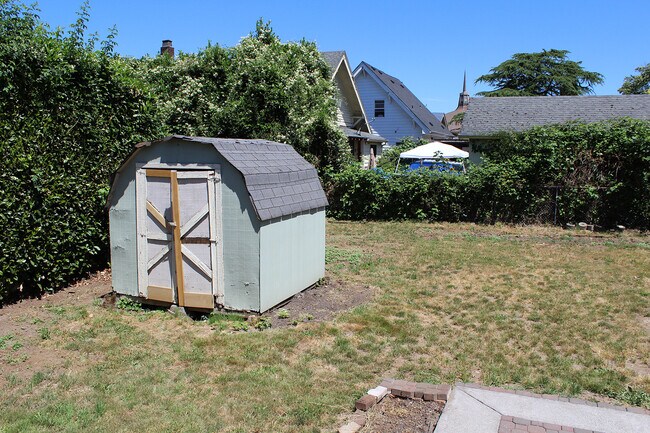Building Photo - Super Cute 2 Bedroom Woodstock Bungalow wi...