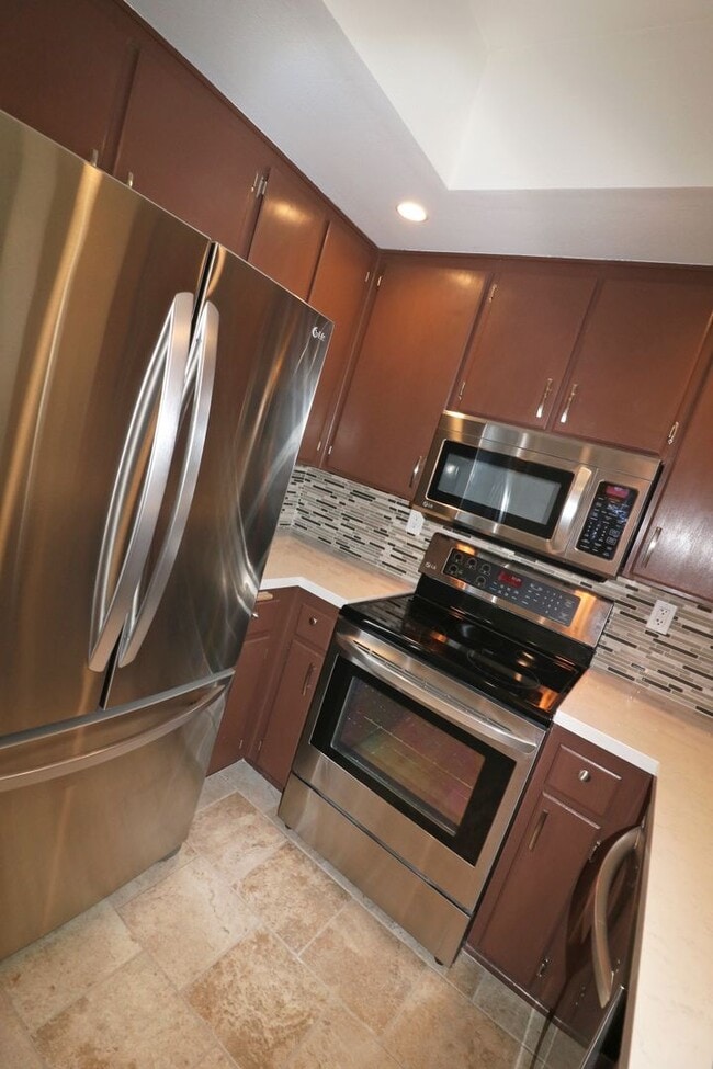 Building Photo - Mission Valley condo (River Colony) with balcony!  Central heat/ air. Gated garage parking. Pool/...