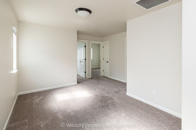 Building Photo - Lovely 3 bedroom, 2.5 bathroom home plus a...