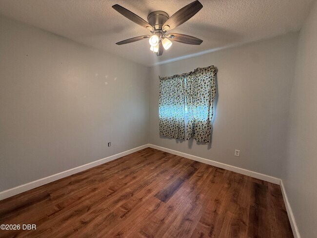 Building Photo - 228 E Holly Dr