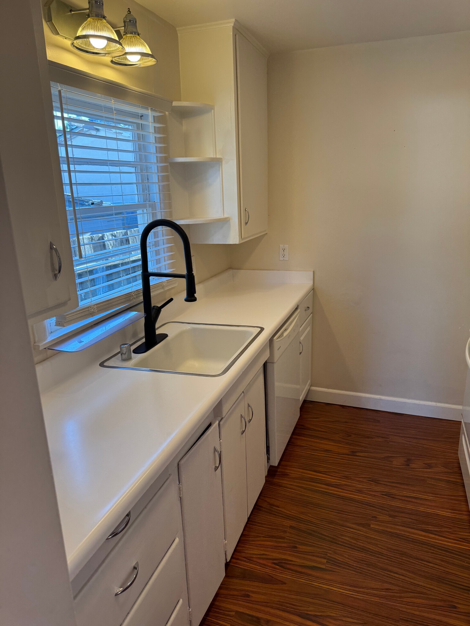 Building Photo - 627 Rose Ave