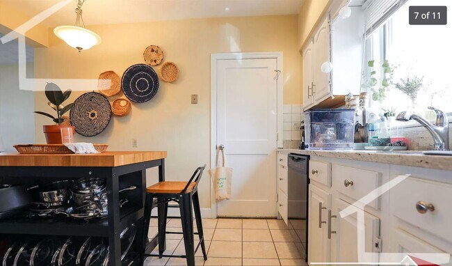 Building Photo - No Brokers Fee, Pets Friendly, In-Unit Washer and Dryer, Easy Street Parking