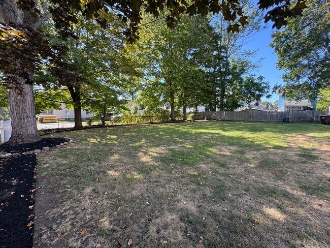 Building Photo - Spacious 4-Bedroom Townhouse with Garage &...