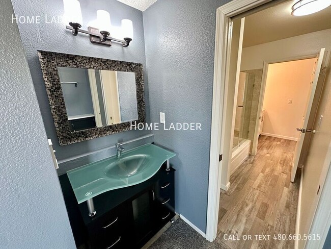 Building Photo - 1702 N Ventura Ln