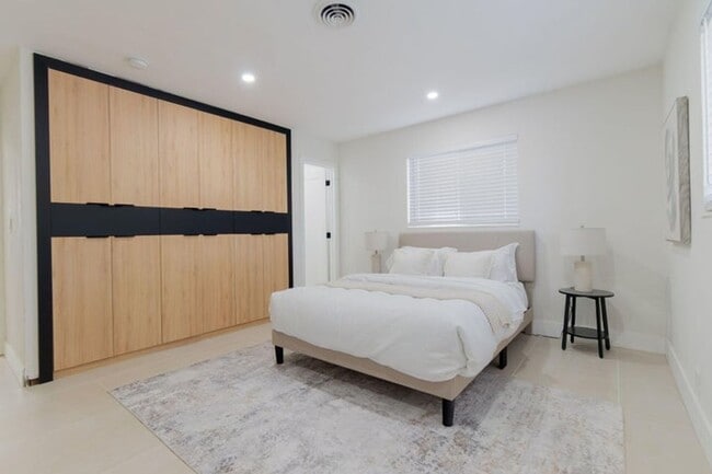 Building Photo - 4330 NE 13th Ave