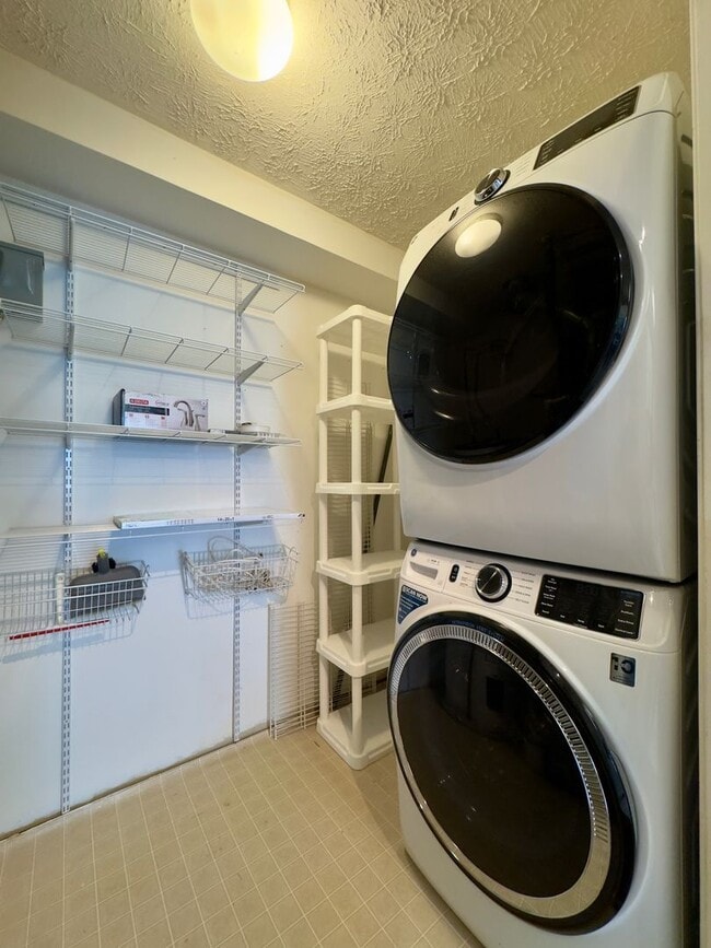 Building Photo - Charming 2 Bedroom/1 Bathroom Apartment in Nottingham, MD!