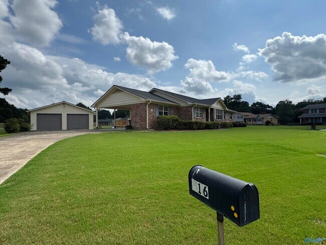 Building Photo - 816 Mira Vista Dr SE