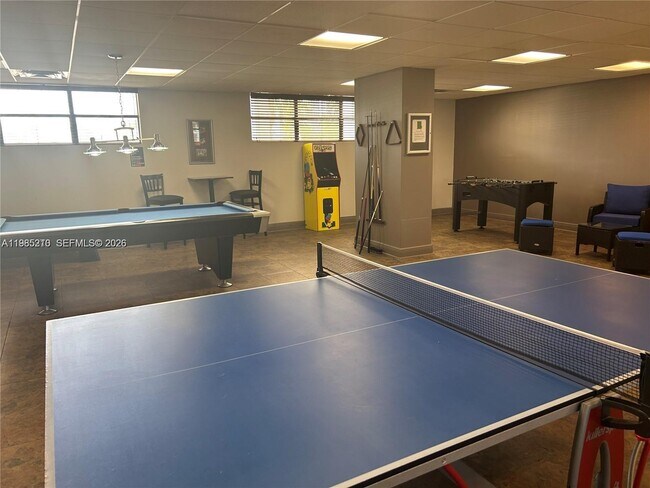 Building Photo - 400 Leslie Dr