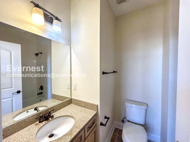 Building Photo - 2 Bed/4 Bath Condo with Detached Garage / Pet-Friendly / Available Now!