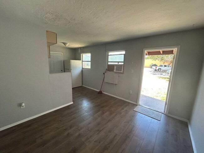 Building Photo - Perfectly located, central Sarasota unit f...