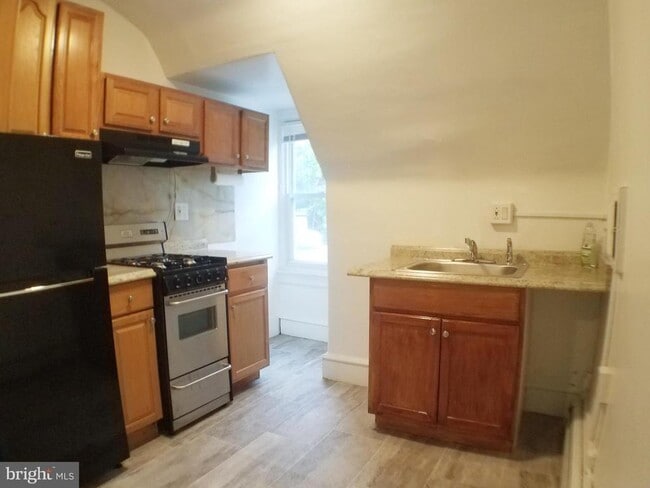 Building Photo - 465 Gerhard St