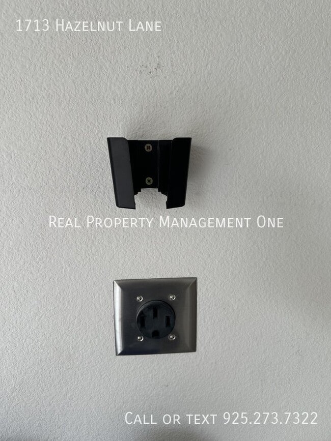 Building Photo - 1713 Hazelnut Ln