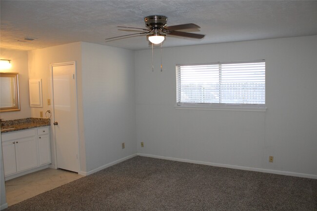 Building Photo - 819 Walbrook Dr