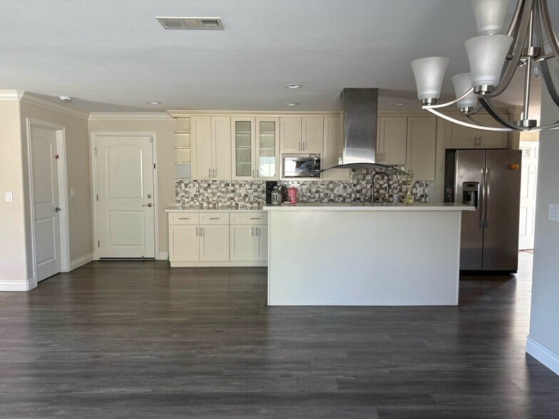 Building Photo - 40397 Leslie St