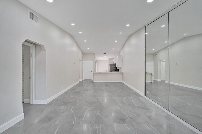 Building Photo - Beautifully Renovated 3BR/2BA Townhome in ...