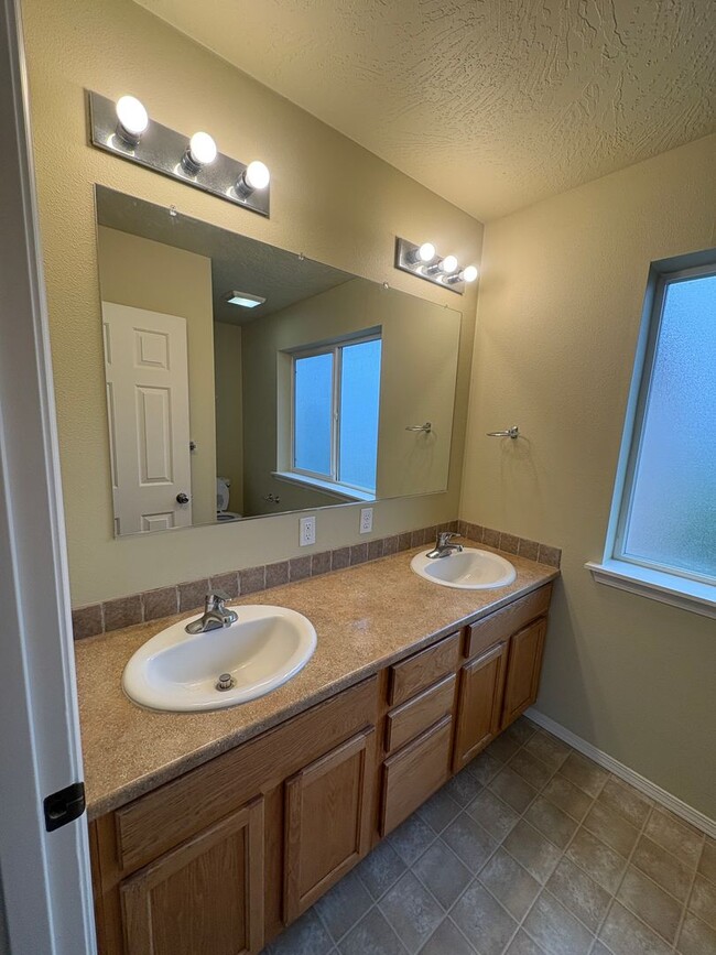 Building Photo - 3 Bedroom Duplex on Bailey Hill Rd