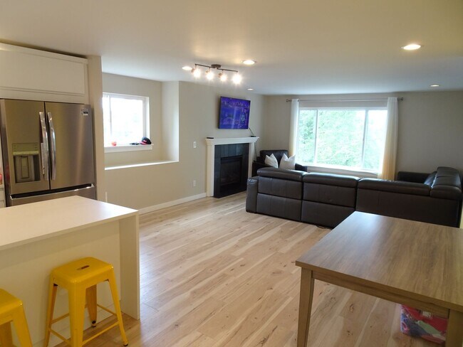 Building Photo - Captivating Contemporary Home in Columbia ...