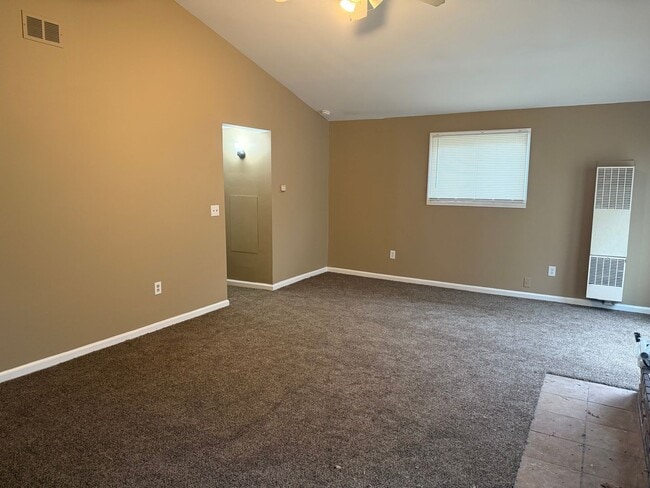 Building Photo - 3 Bedroom, 1 Bath Home Move-In Ready! Sec....
