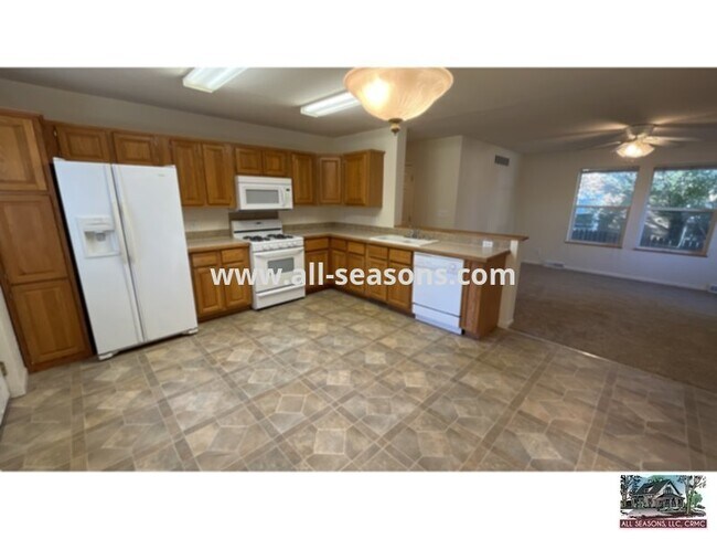 Building Photo - Spectacular spacious front unit in a West-side duplex!